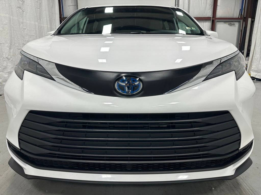 Used 2025 Toyota Sienna LE FWD image 2
