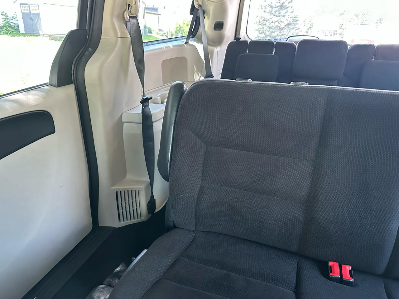 Used 2015 Dodge Grand Caravan American Value Package w/ UConnect Hands-Free Group FWD image 23