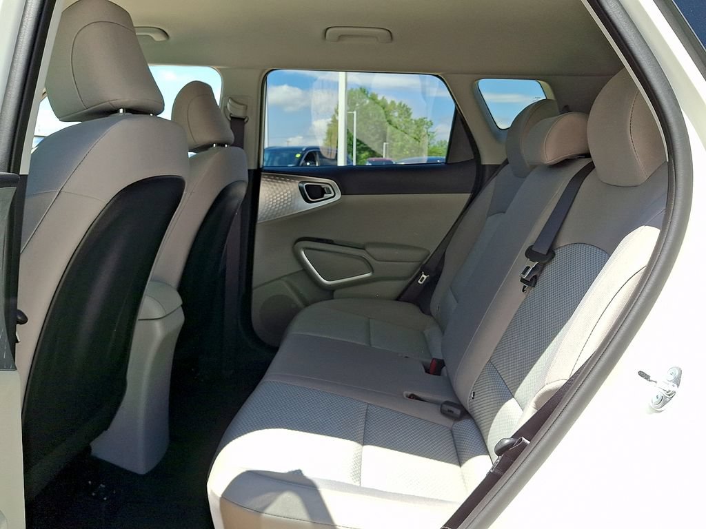 Used 2025 Kia Soul LX w/ LX Technology Package FWD image 10