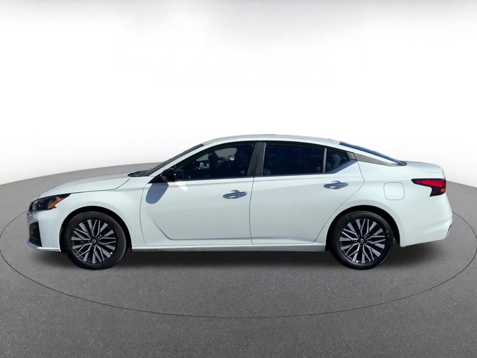 Used 2025 Nissan Altima 2.5 SV image 9