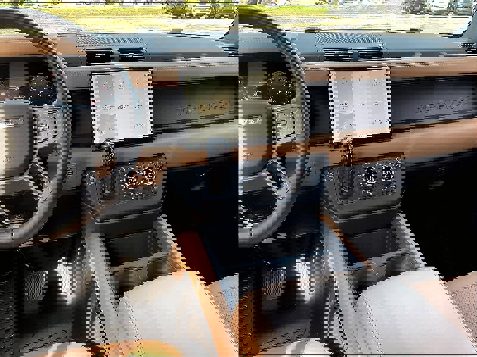 Used 2025 Land Rover Defender 130 X-Dynamic SE image 8