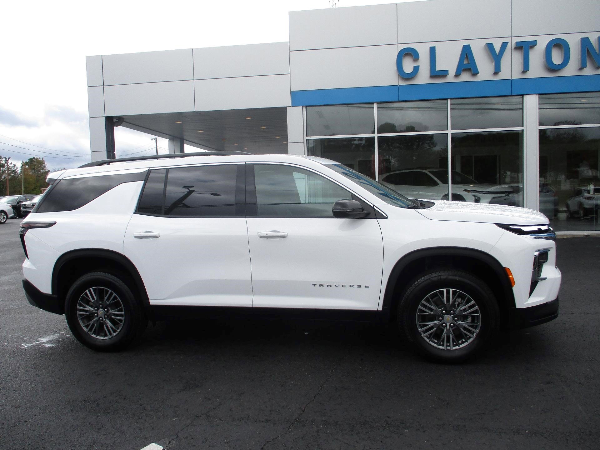 Certified 2025 Chevrolet Traverse LT image 1