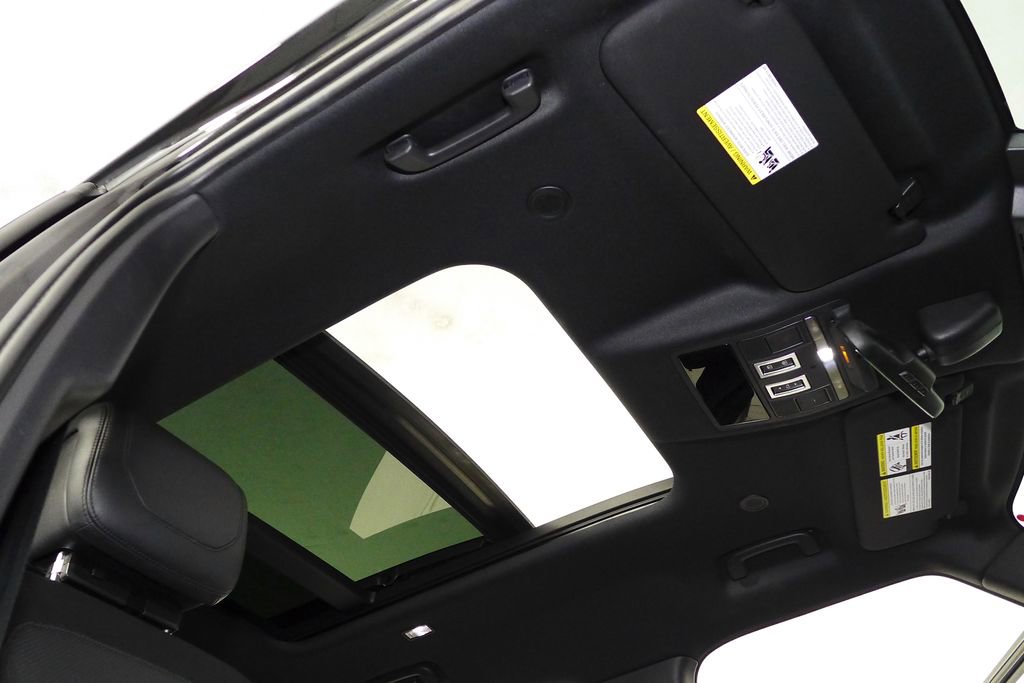 Used 2023 Land Rover Defender 110 X-Dynamic SE image 18