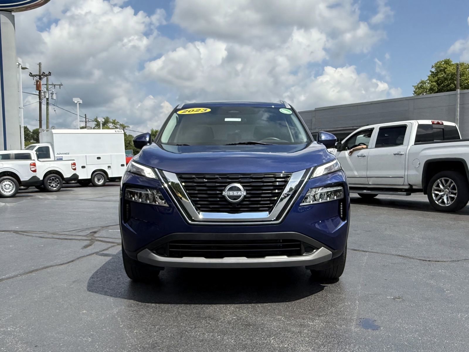 Used 2023 Nissan Rogue SV w/ SV Premium B Package image 3