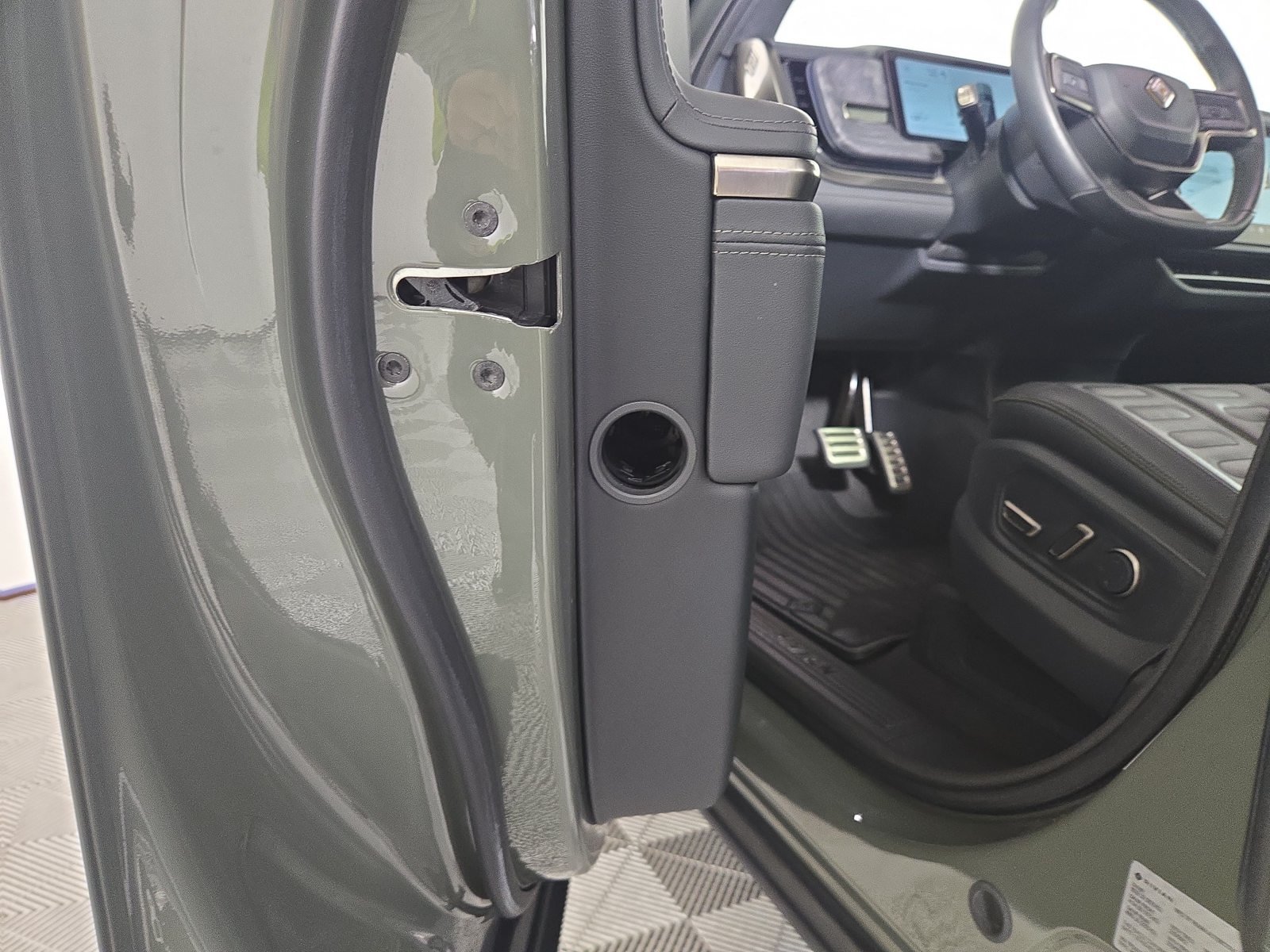 Used 2022 Rivian R1S Launch Edition Quad AWD/4WD image 32