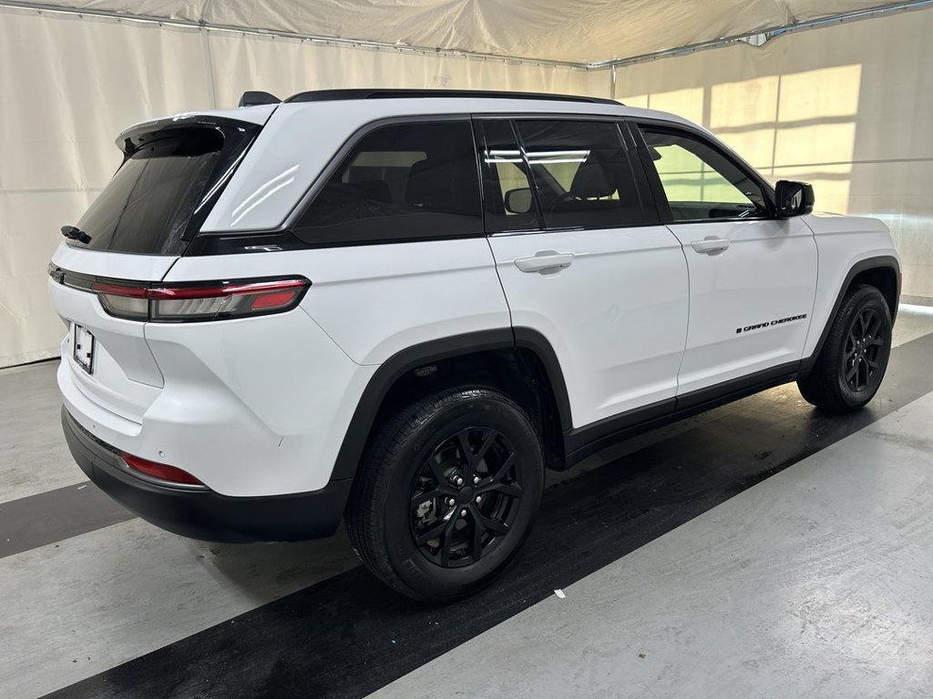 Used 2026 Jeep Grand Cherokee Altitude AWD/4WD image 2