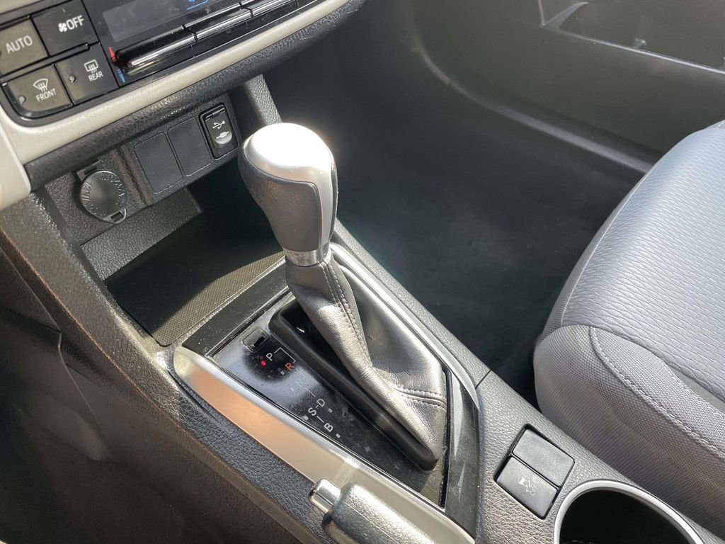 Used 2017 Toyota Corolla LE image 40