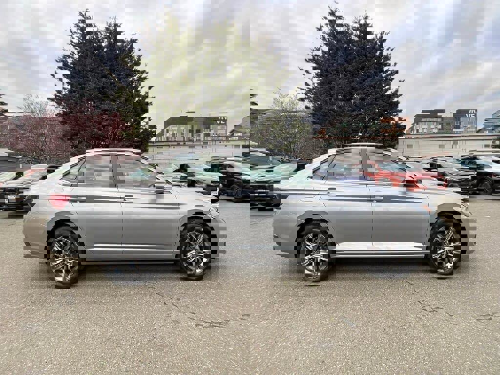 Certified 2023 Volkswagen Jetta SE w/ Panoramic Sunroof Package image 9