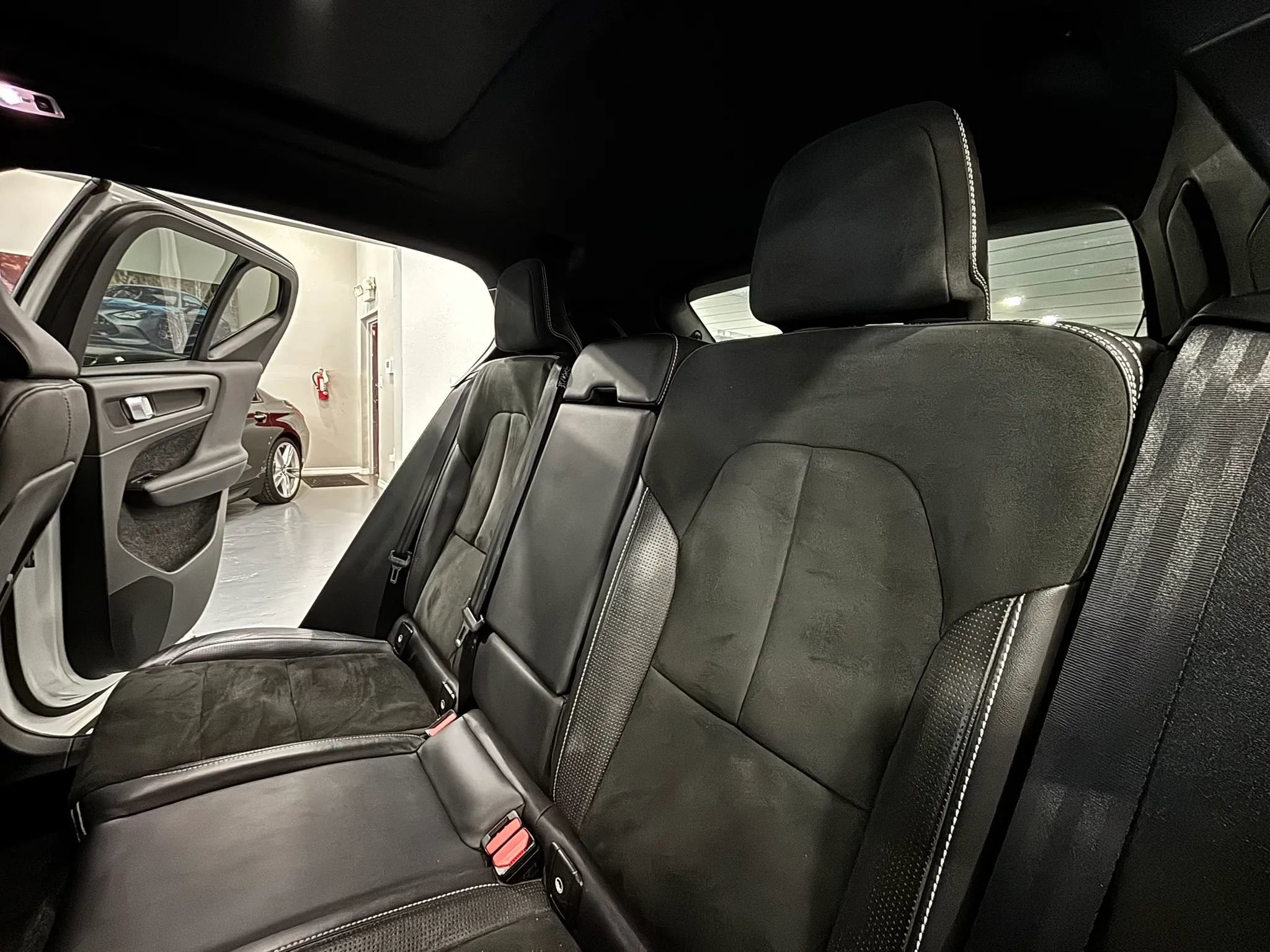 Used 2020 Volvo XC40 T4 R-Design FWD image 15