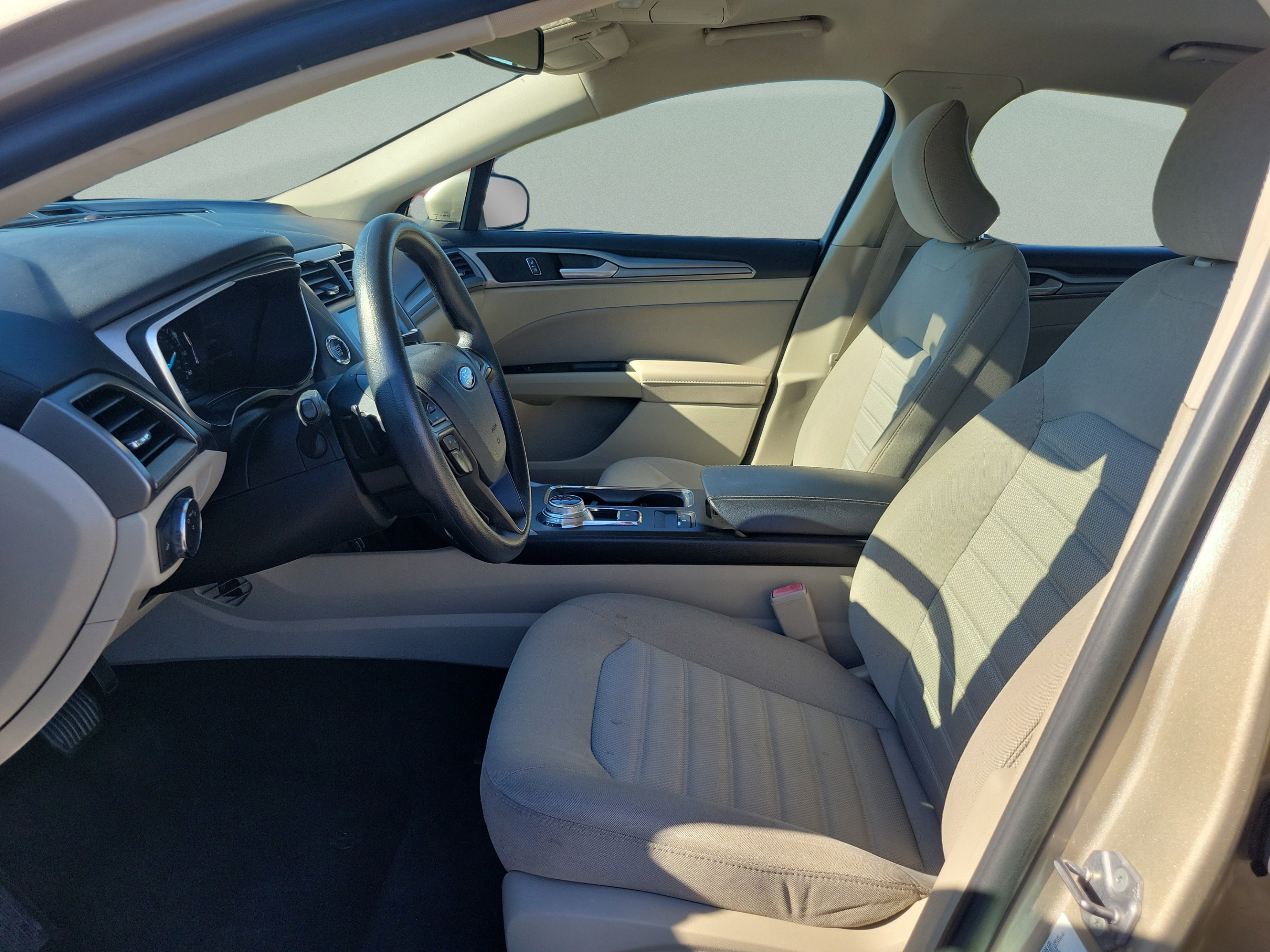 Used 2019 Ford Fusion SE FWD image 14