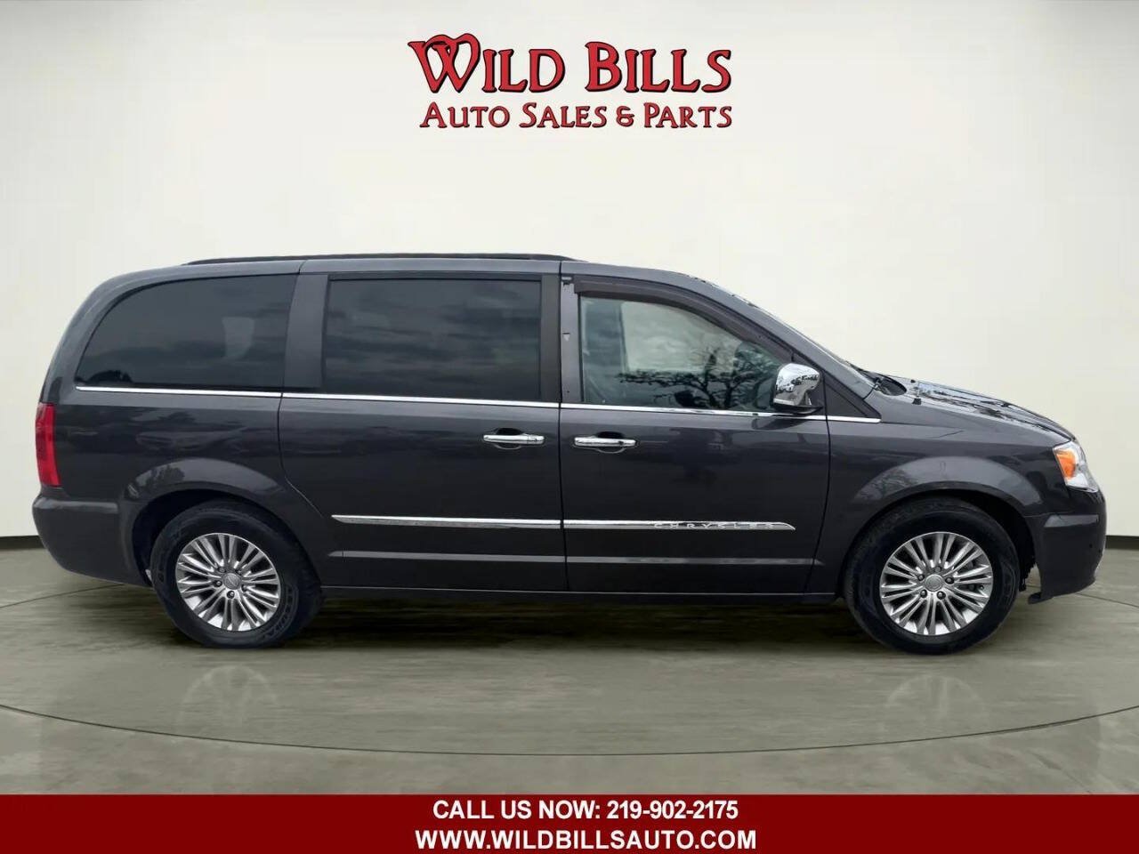 Used 2016 Chrysler Town & Country Touring-L FWD image 4
