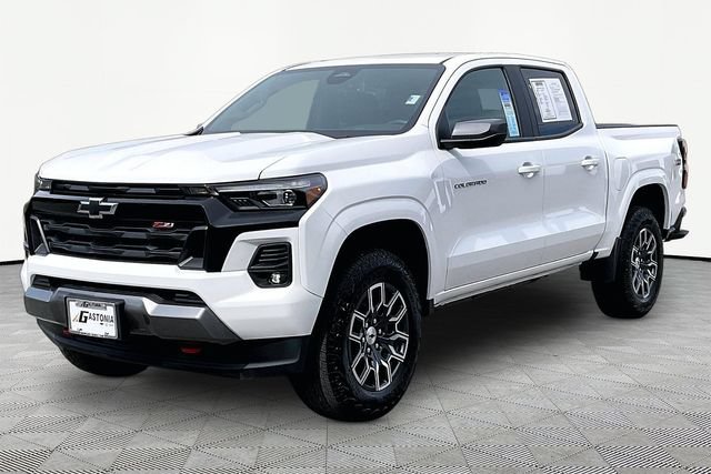 Used 2025 Chevrolet Colorado Z71 AWD/4WD image 3