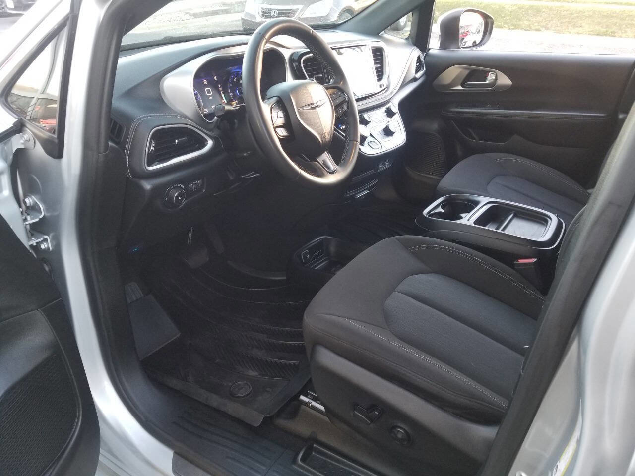 Certified 2023 Chrysler Pacifica Touring image 8