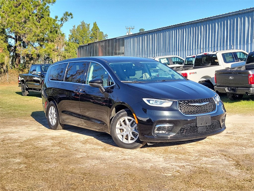 Used 2023 Chrysler Pacifica Touring-L image 37