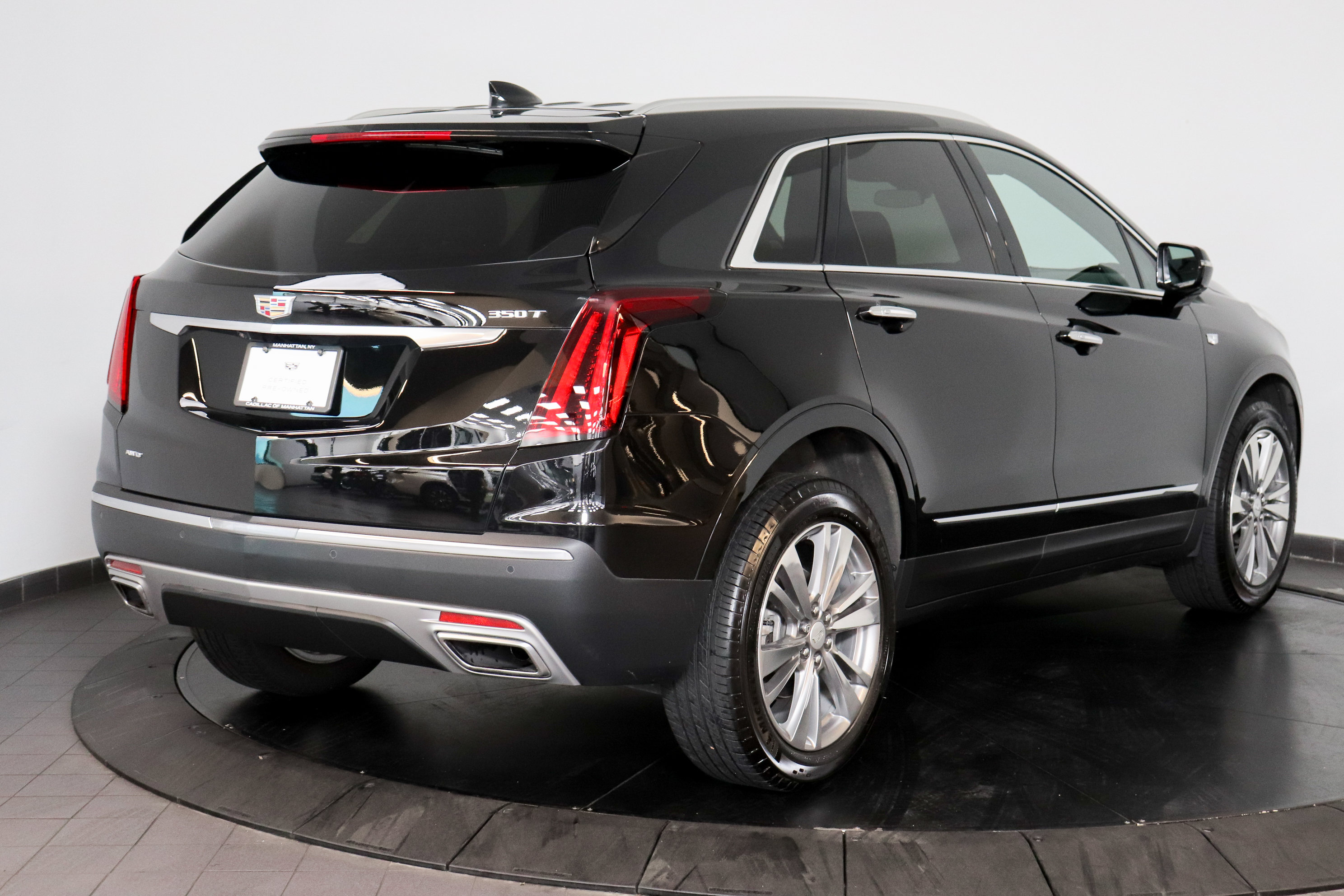Used 2023 Cadillac XT5 Premium Luxury w/ LPO, Floor Liner Package AWD/4WD image 6