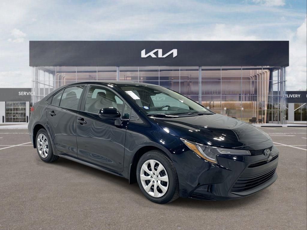 Used 2025 Toyota Corolla LE image 2