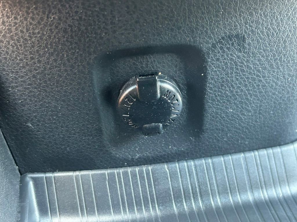 Used 2023 Toyota Sienna XLE FWD image 28