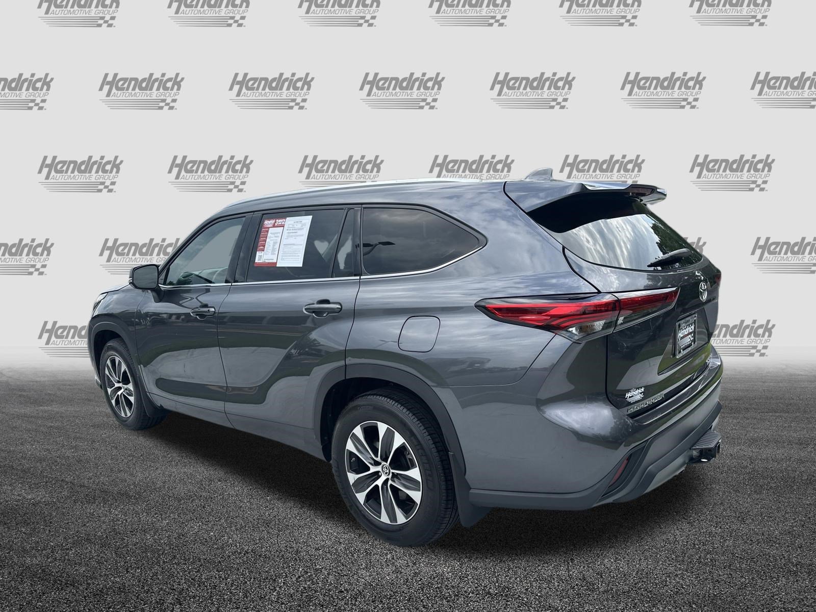 Used 2020 Toyota Highlander XLE AWD/4WD image 8