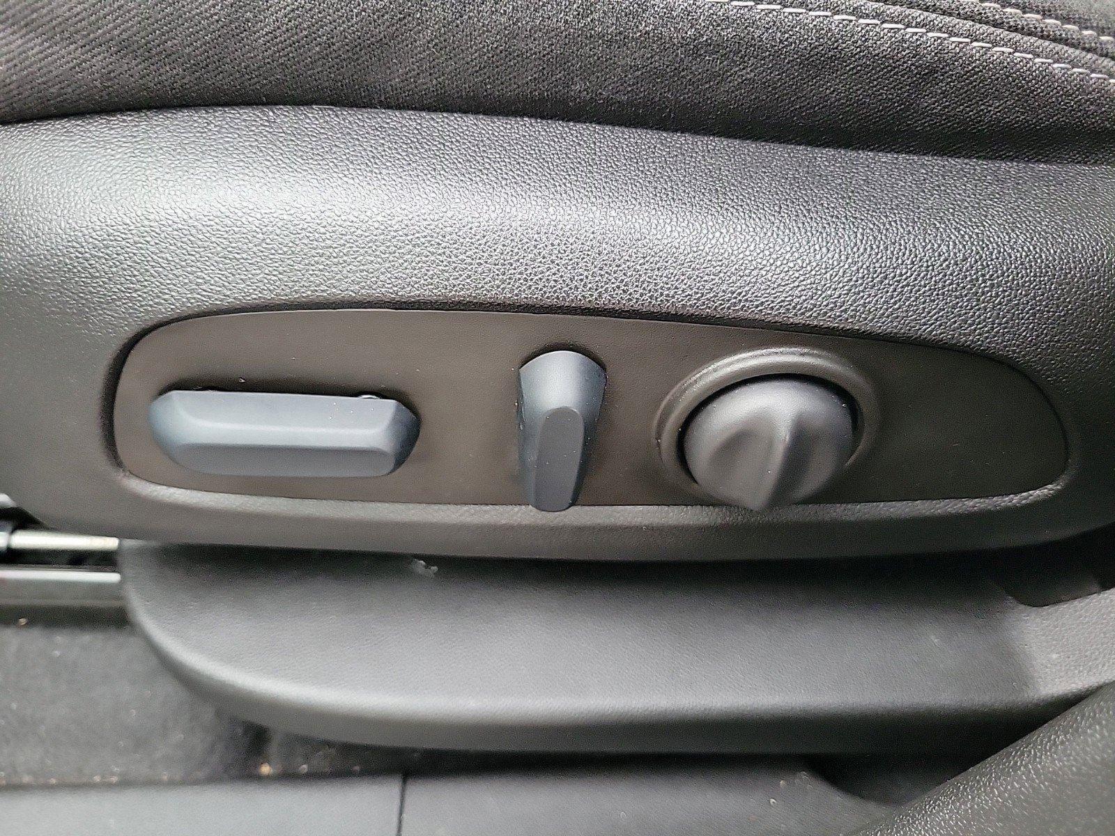 Used 2022 GMC Terrain SLE w/ Driver Convenience Package image 16