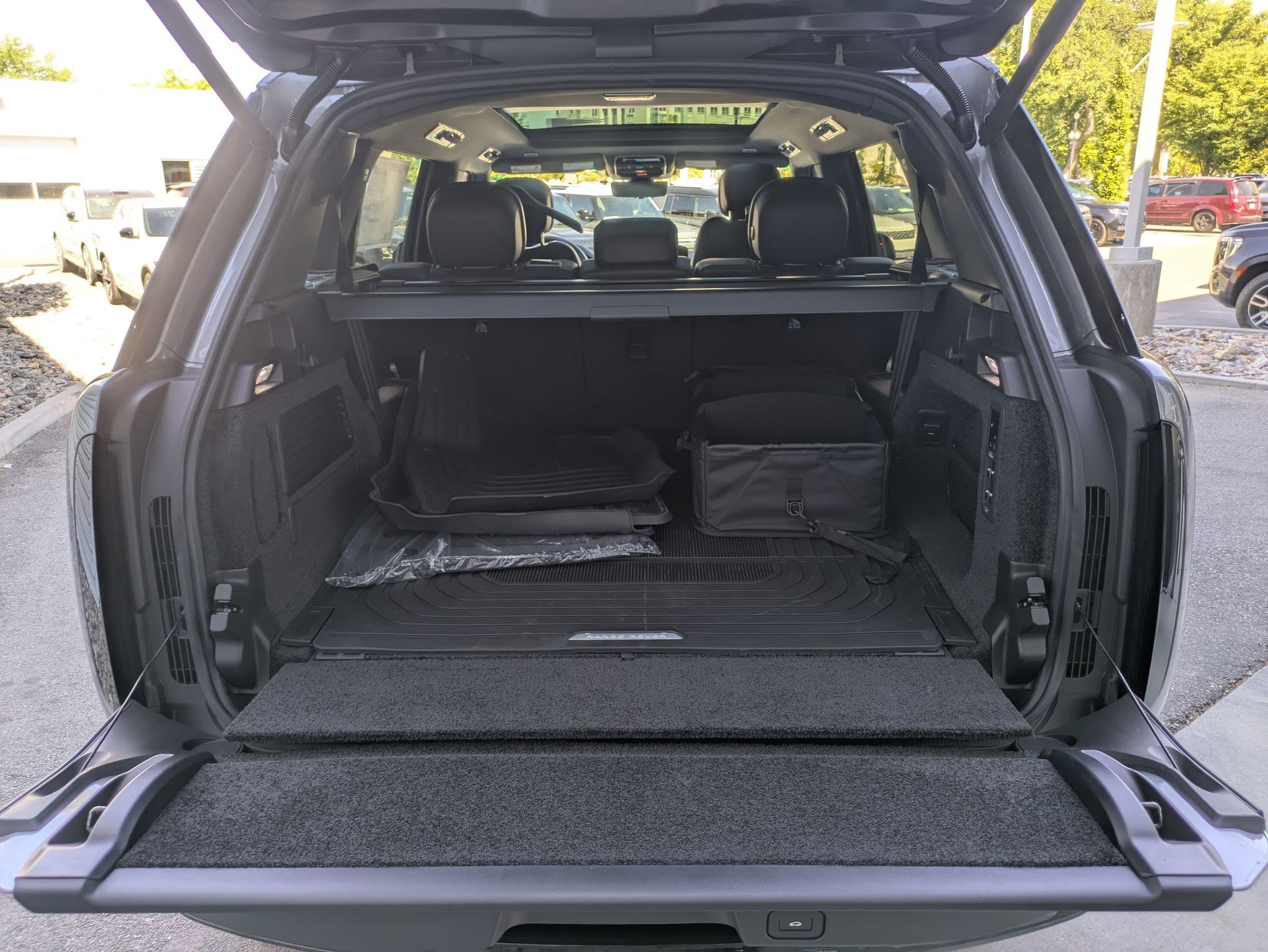 New 2025 Land Rover Range Rover Long Wheelbase SE image 30