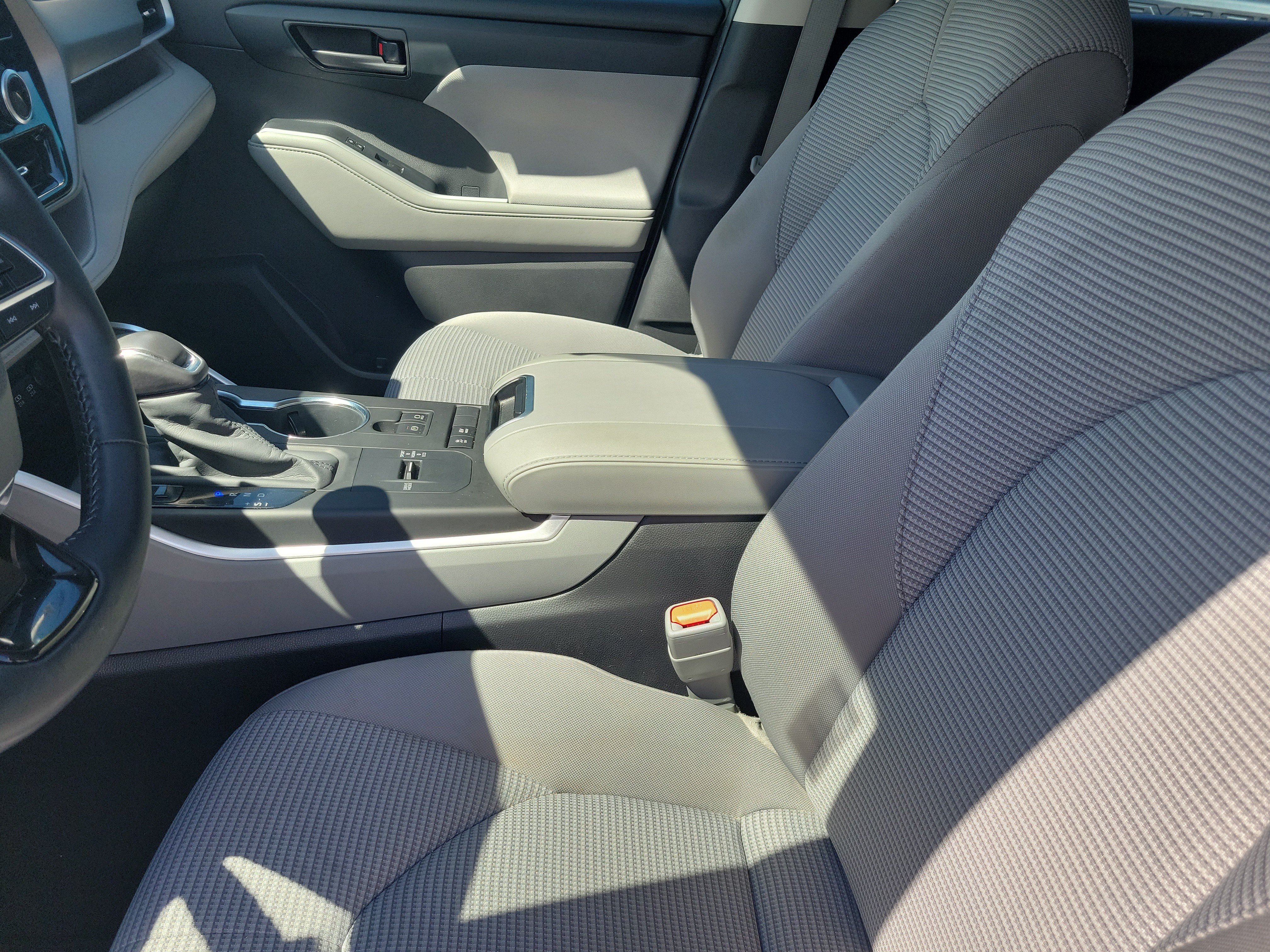 Used 2020 Toyota Highlander LE FWD image 20