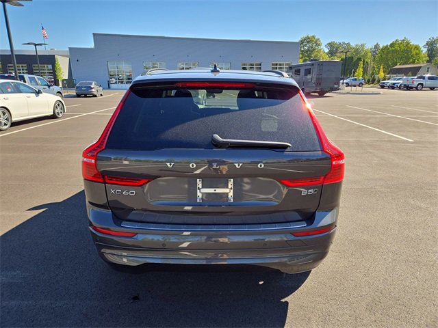 Used 2022 Volvo XC60 B5 Momentum w/ Climate Package image 4