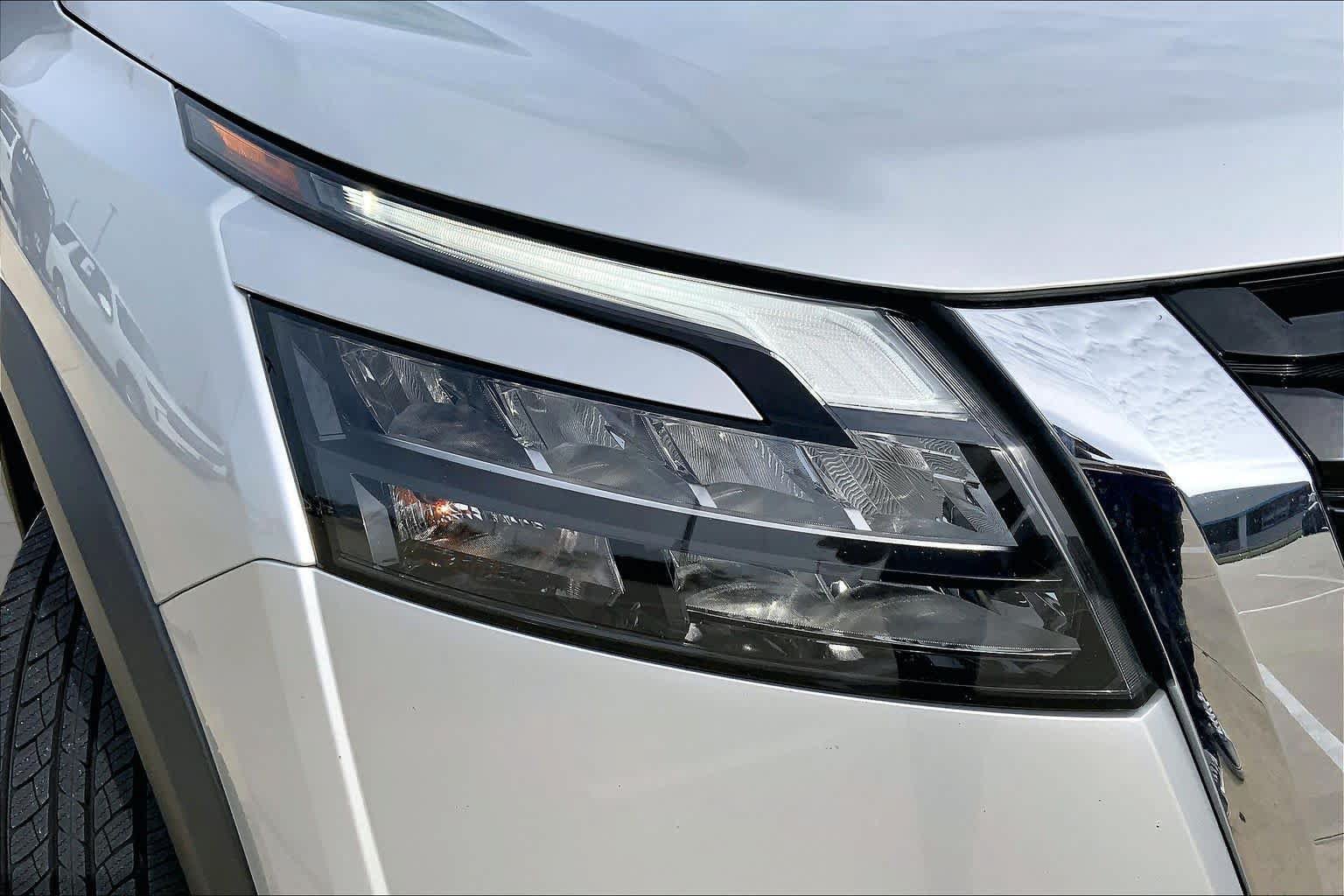 Used 2024 Nissan Pathfinder SV FWD image 25