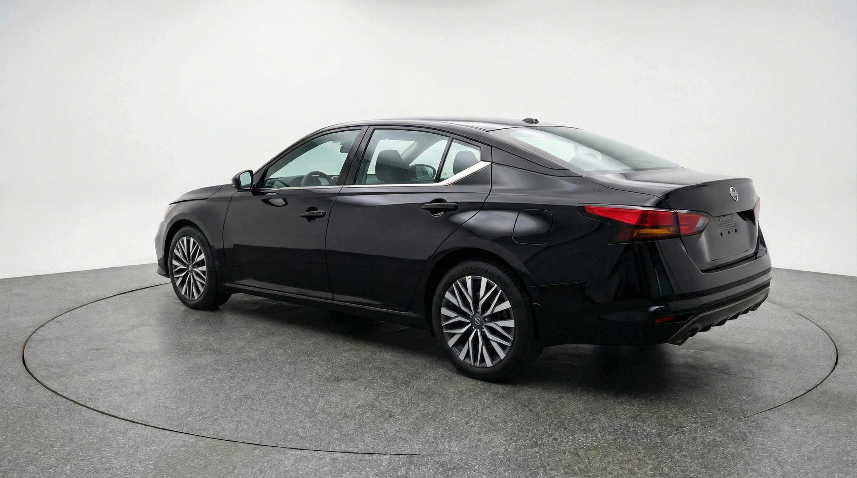 Used 2025 Nissan Altima 2.5 SV FWD image 6