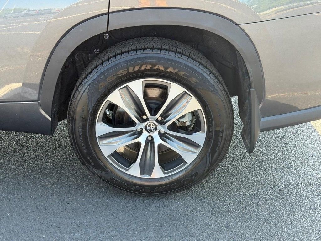 Used 2023 Toyota Highlander XLE AWD/4WD image 9