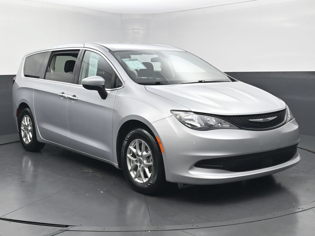 Used 2022 Chrysler Voyager LX FWD image 6