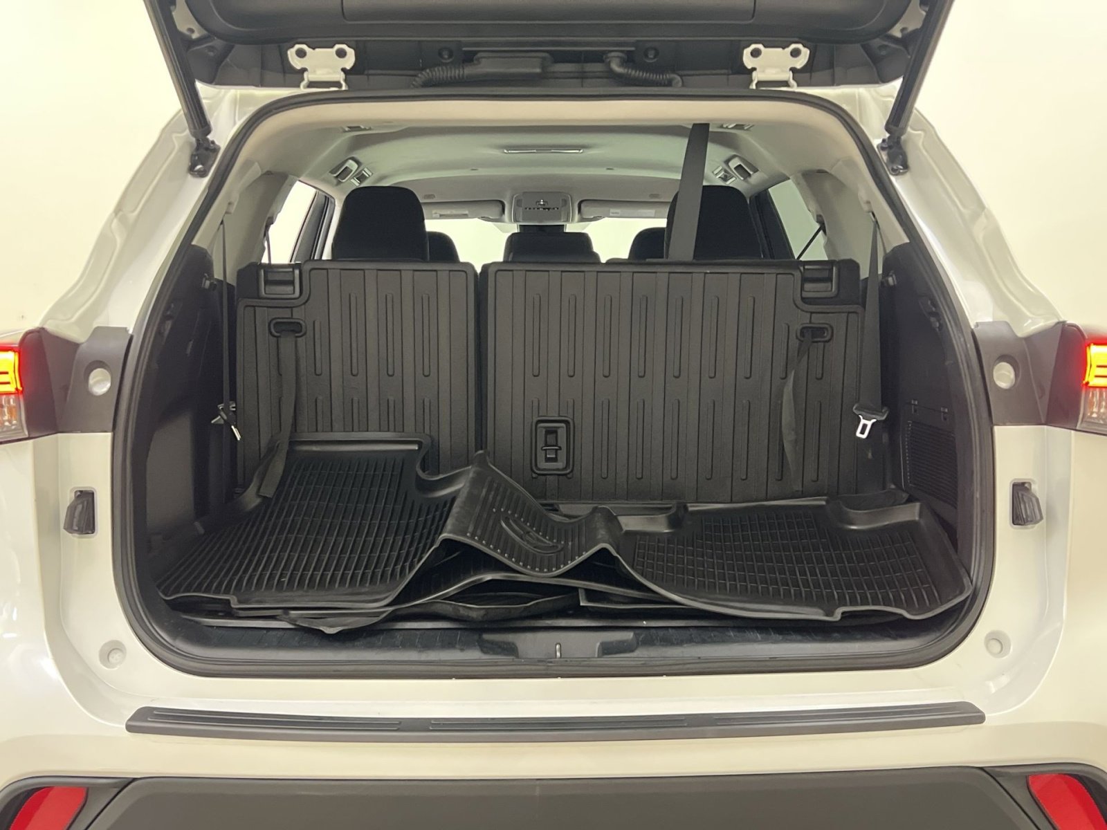 Used 2023 Toyota Highlander LE image 24