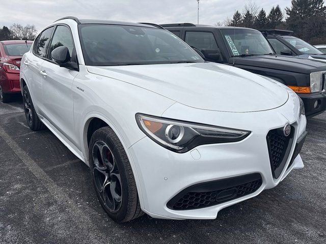 Used 2022 Alfa Romeo Stelvio Veloce AWD/4WD image 3