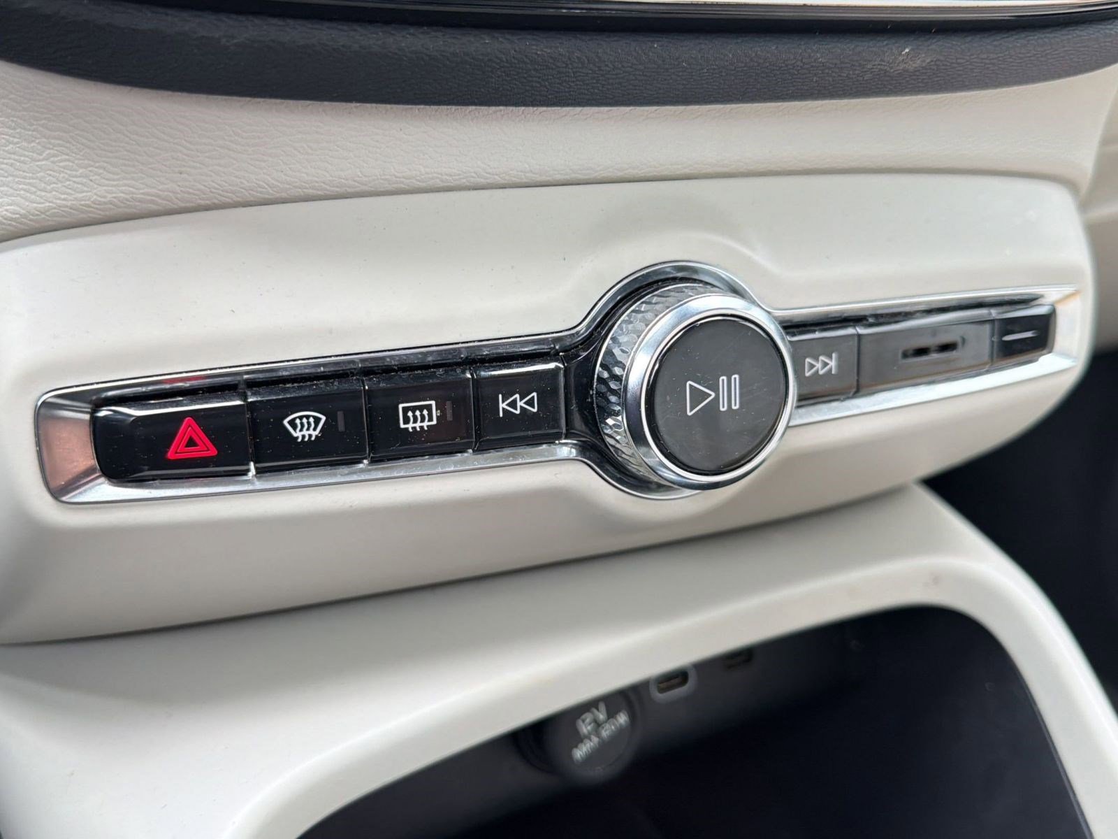 Certified 2023 Volvo XC40 B5 Ultimate w/ Protection Package Premier image 19