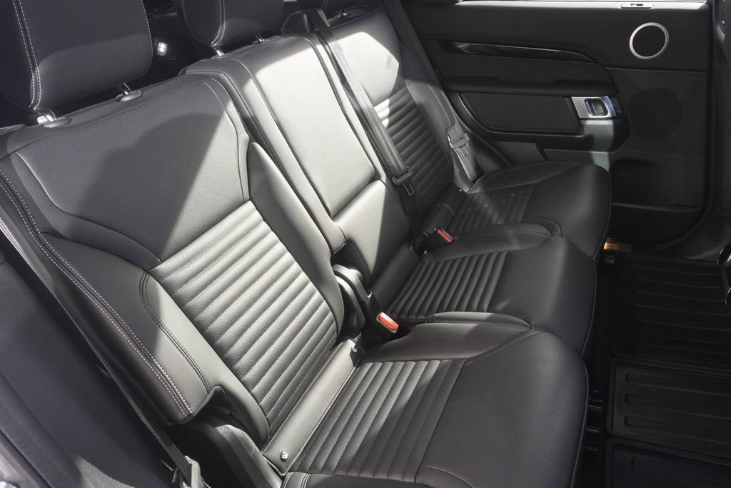 Used 2025 Land Rover Discovery S image 27