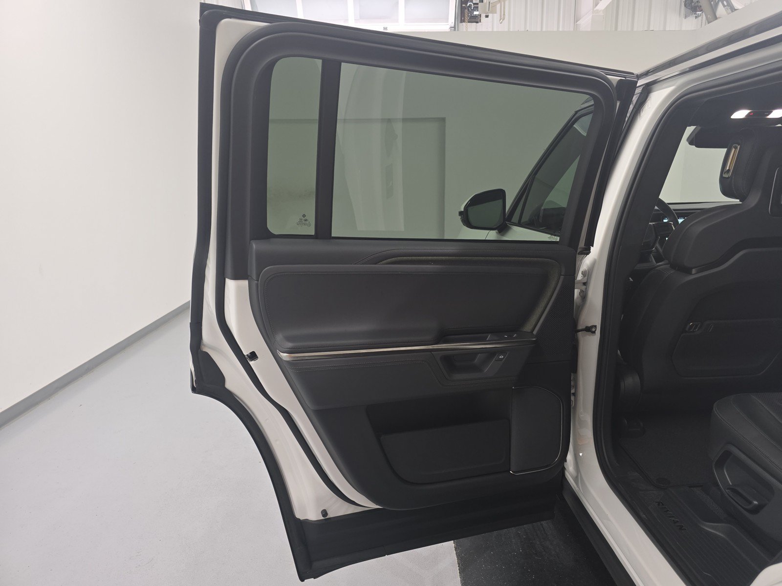 Used 2025 Rivian R1S Adventure AWD/4WD image 17