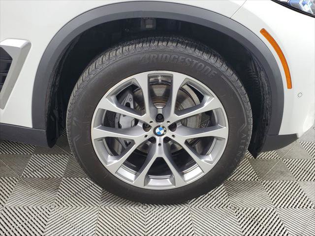Used 2025 BMW X5 xDrive40i w/ Parking Assistance Package AWD/4WD image 14