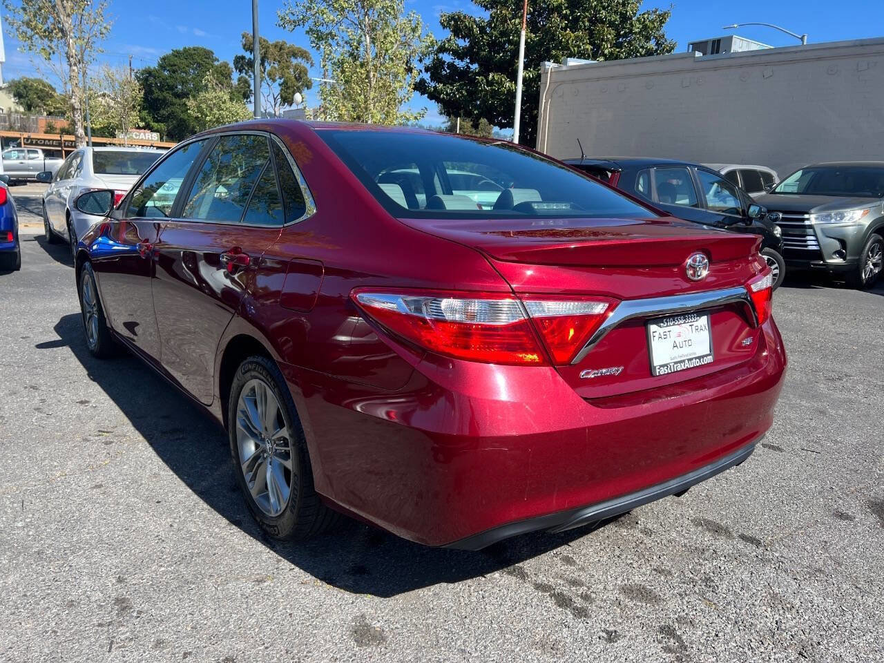 Used 2017 Toyota Camry SE image 3