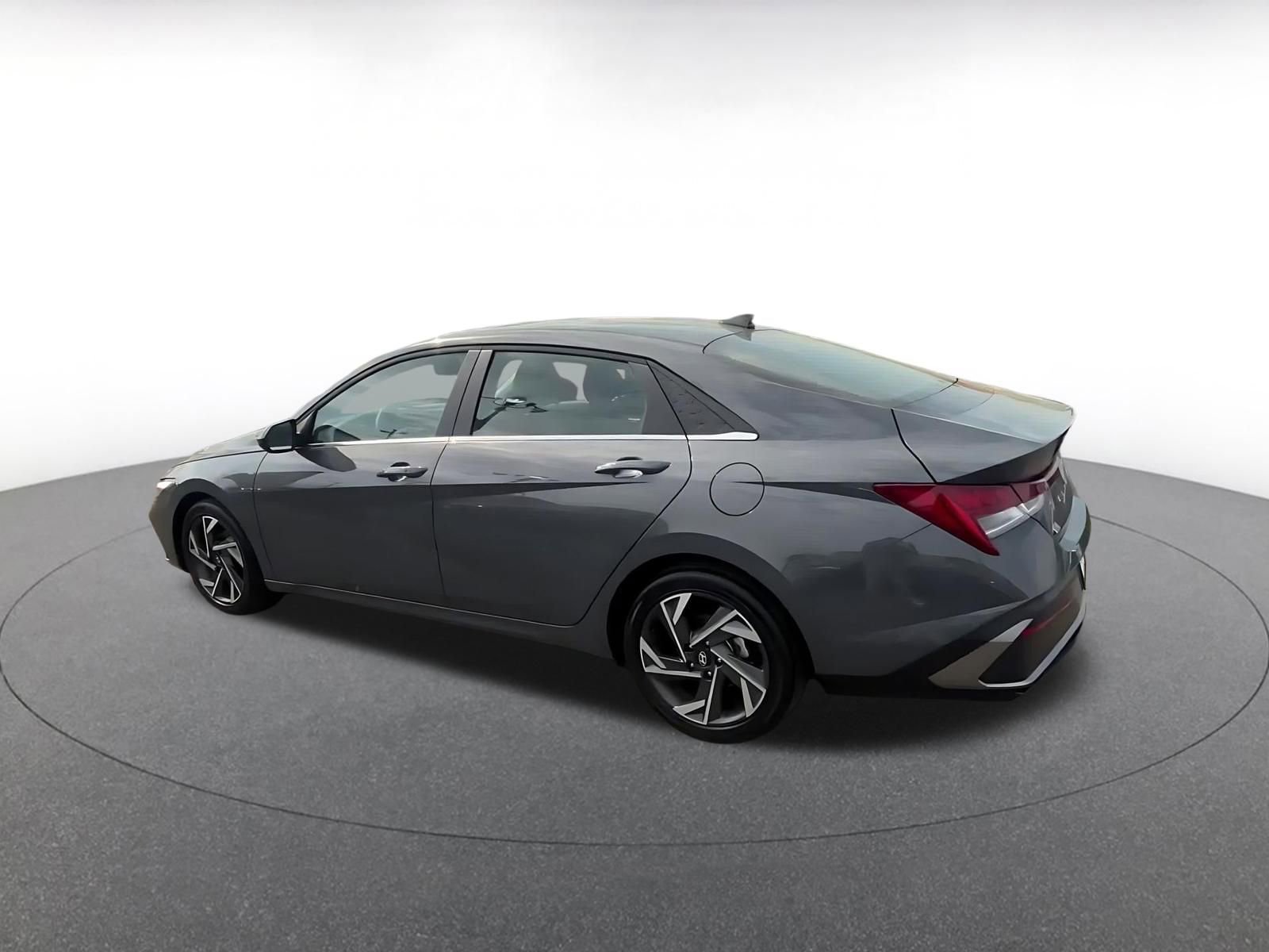 Used 2025 Hyundai Elantra SEL FWD image 9