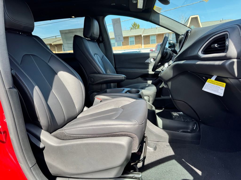 New 2026 Chrysler Pacifica Select image 10