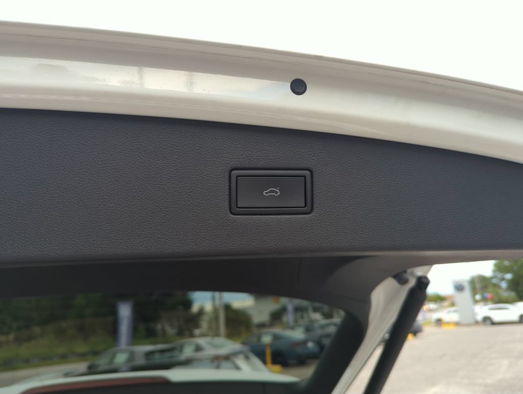 Certified 2024 Volkswagen Tiguan SE w/ Panoramic Sunroof Package FWD image 33