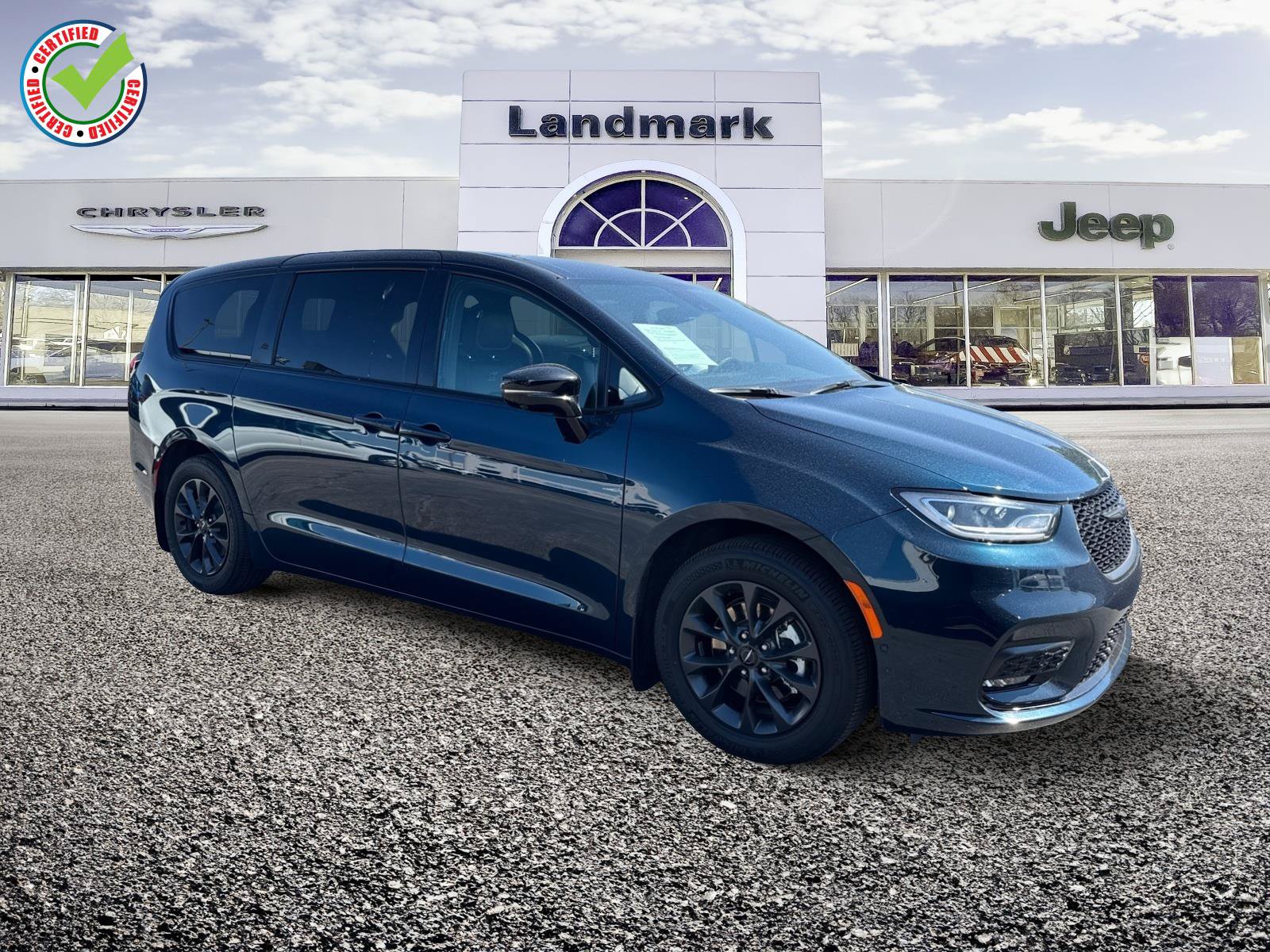 Used 2024 Chrysler Pacifica Limited FWD image 1