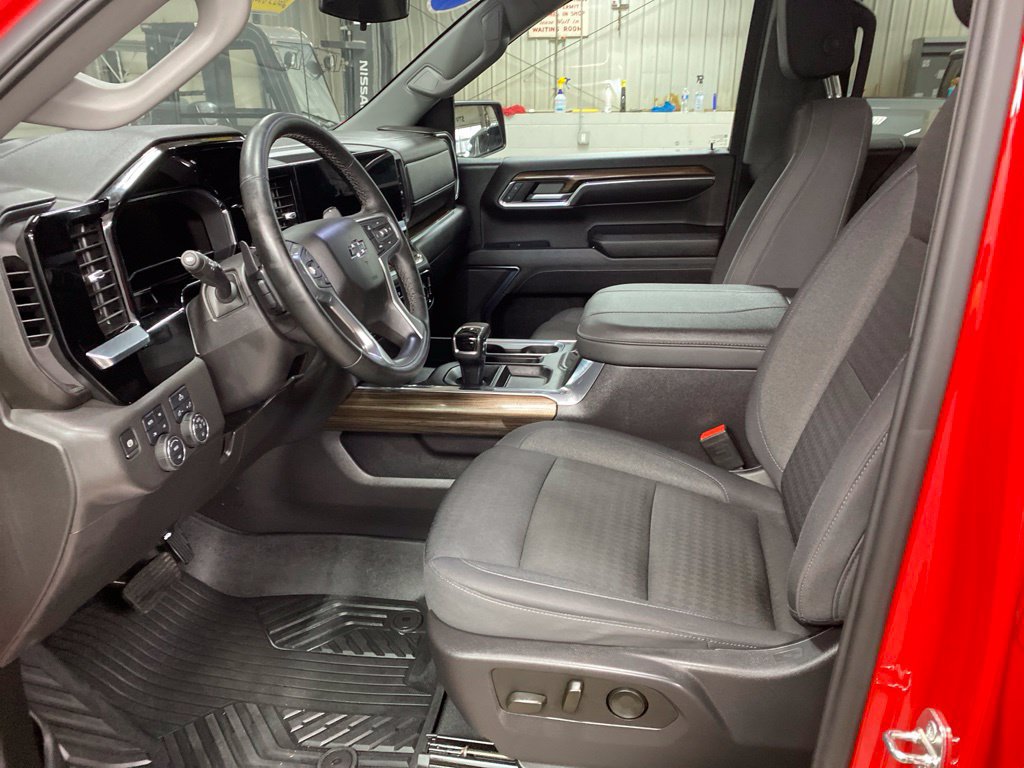 Used 2024 Chevrolet Silverado 1500 LT Trail Boss w/ Protection Package AWD/4WD image 9