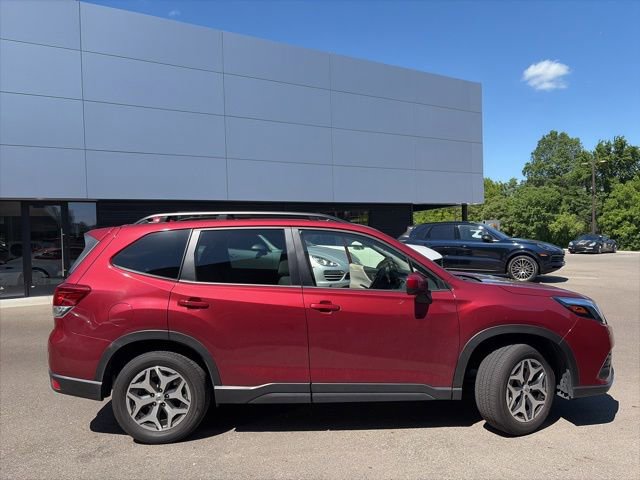 Used 2023 Subaru Forester Premium AWD/4WD image 2