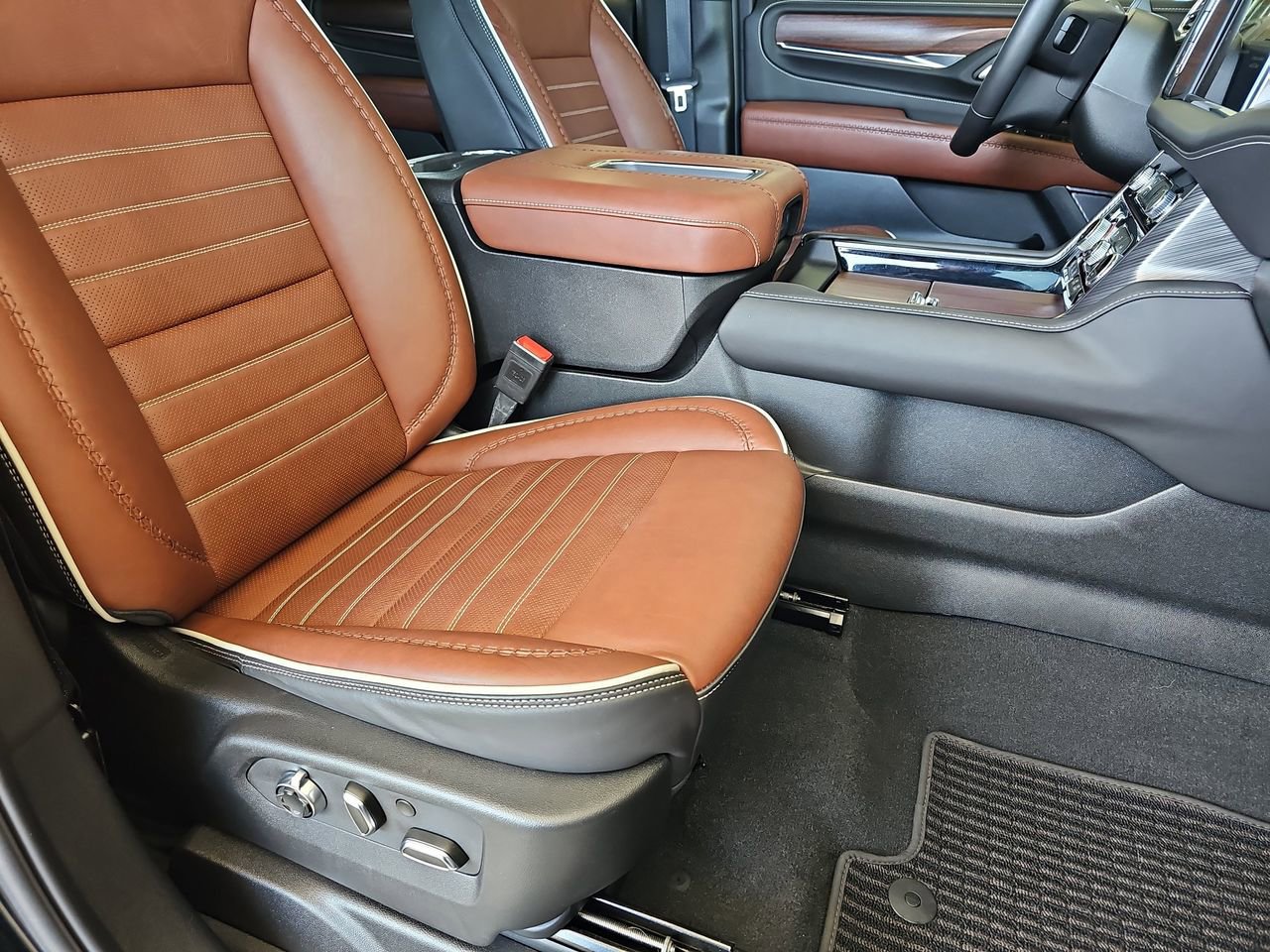 Used 2024 GMC Yukon Denali Ultimate AWD/4WD image 13