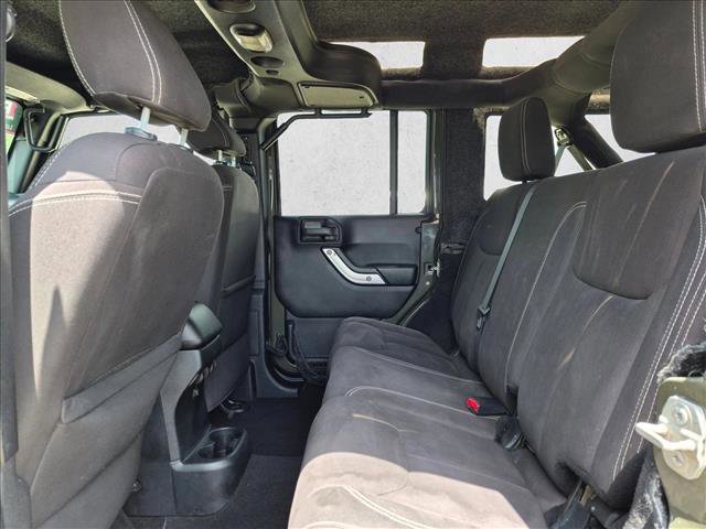 Used 2015 Jeep Wrangler Unlimited Rubicon w/ Connectivity Group AWD/4WD image 17