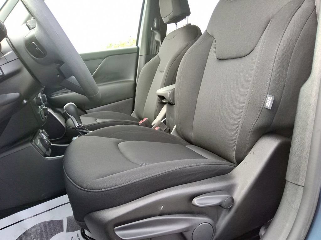 Used 2023 Jeep Renegade Latitude AWD/4WD image 12