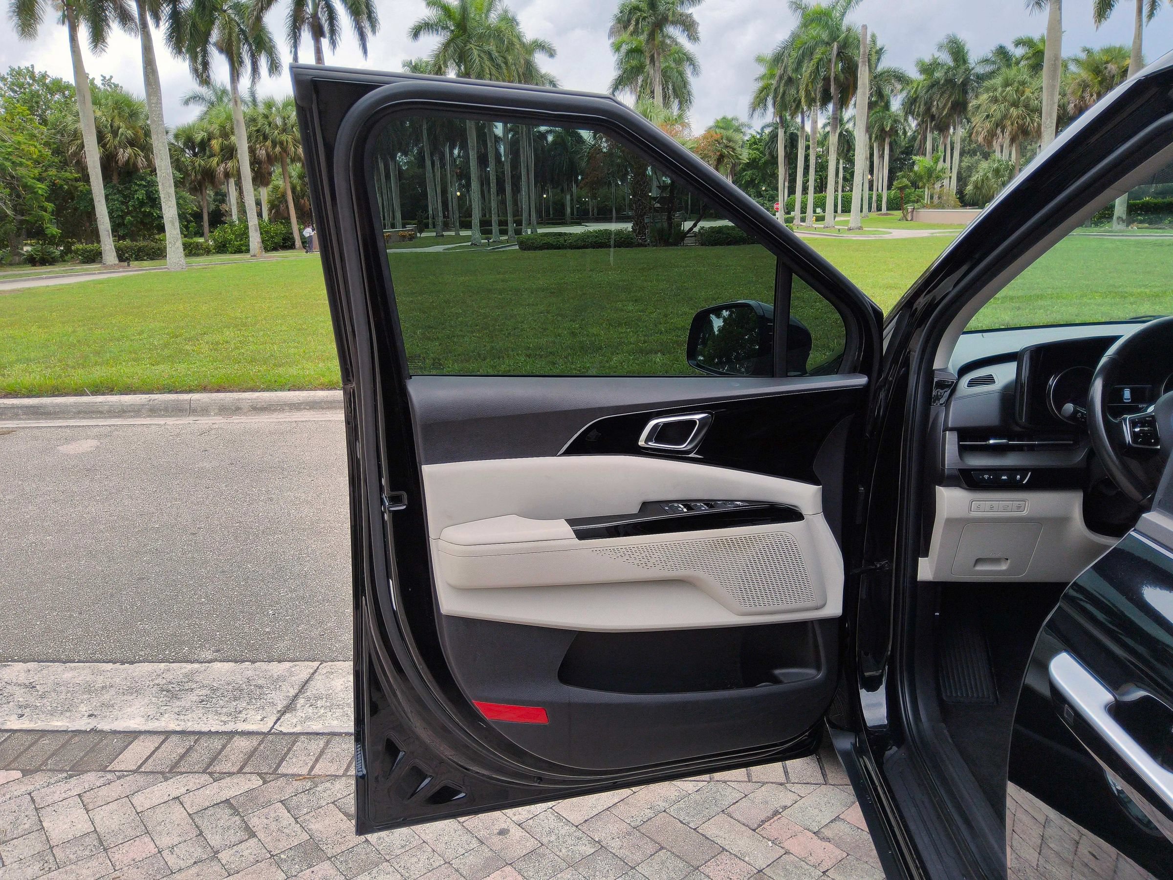 Used 2022 Kia Carnival EX FWD image 22