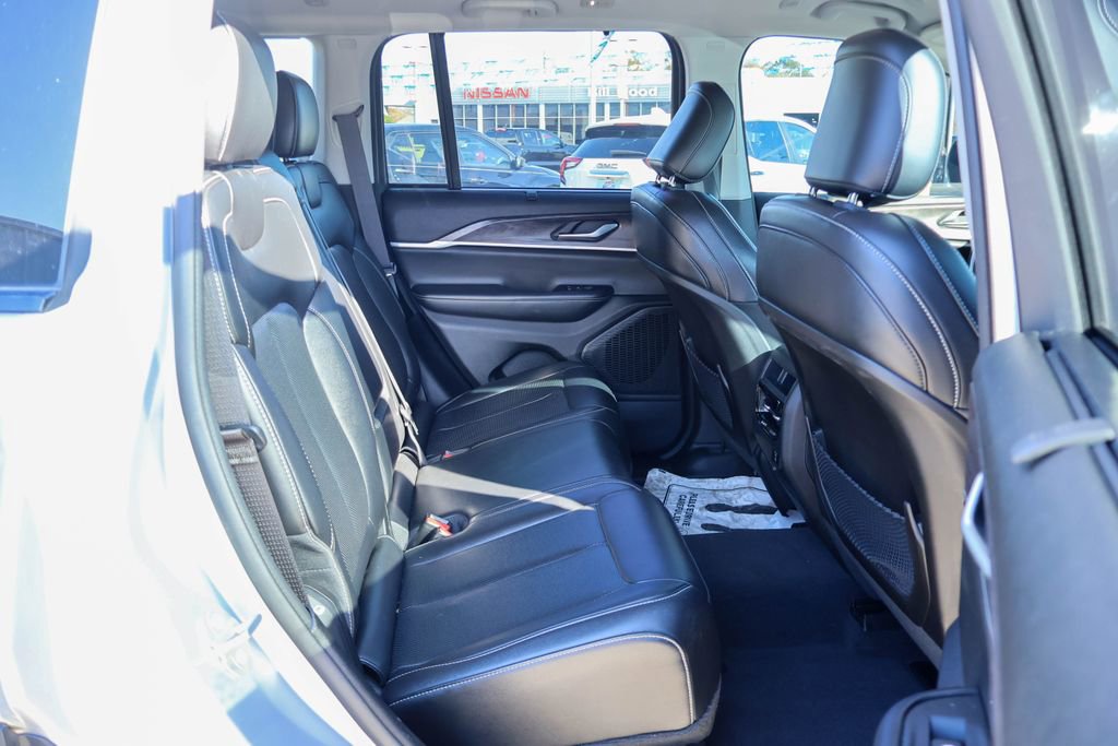 Used 2023 Jeep Grand Cherokee Limited w/ Luxury Tech Group II image 10