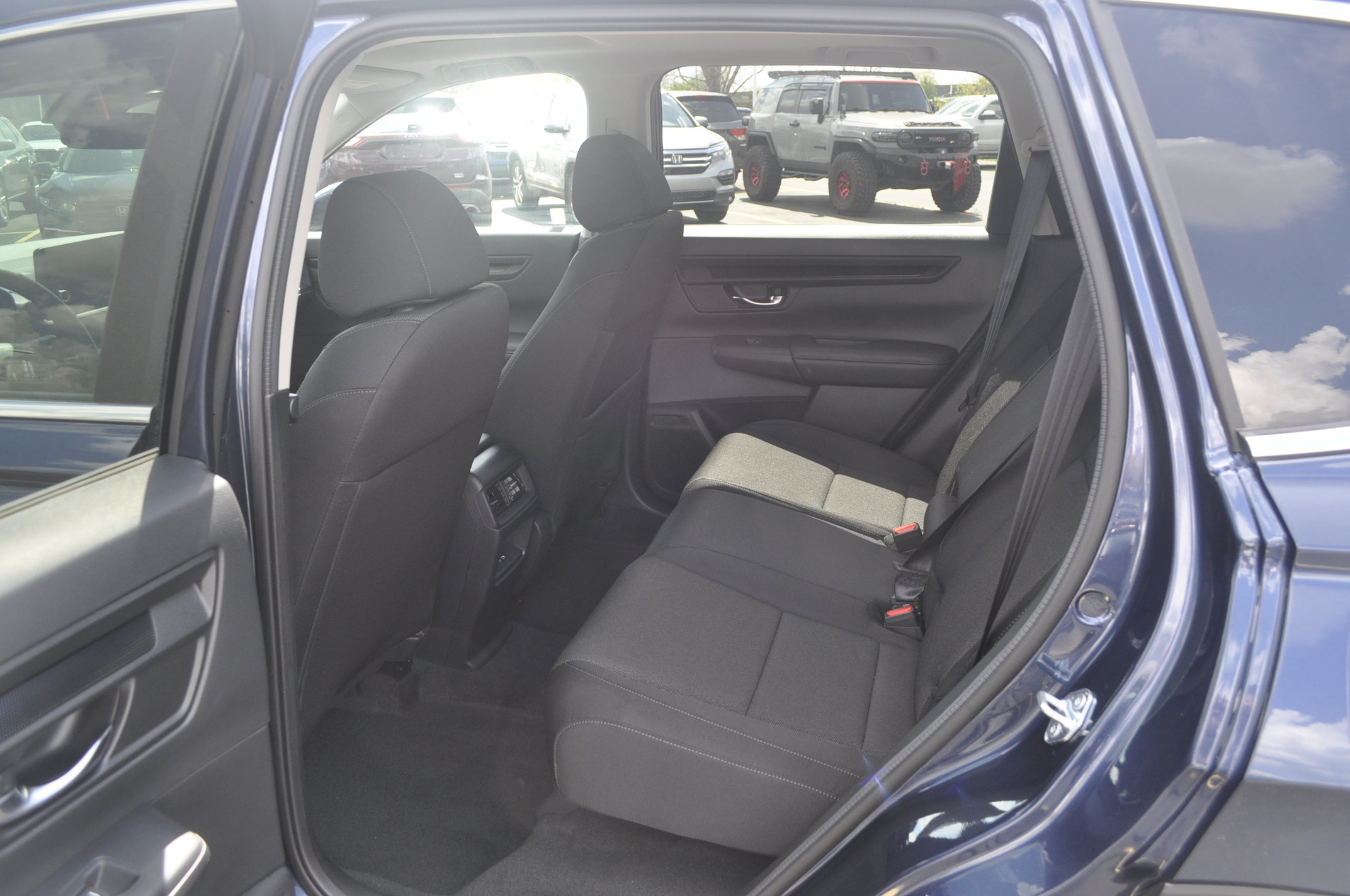 Used 2025 Honda CR-V EX image 12