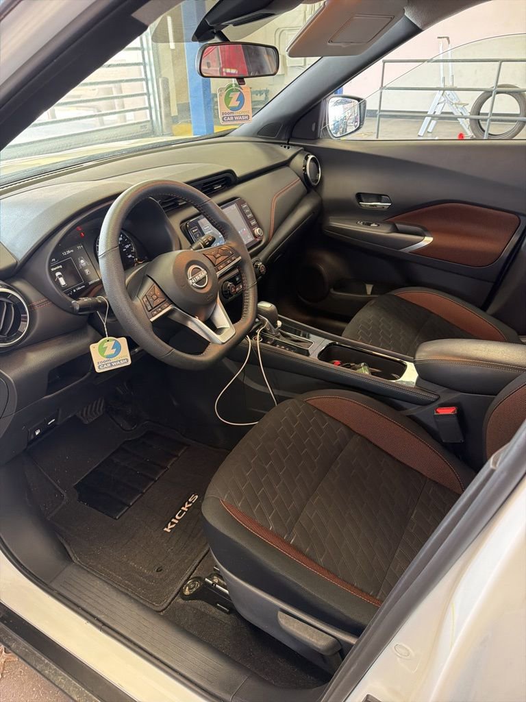 Used 2024 Nissan Kicks SR image 2